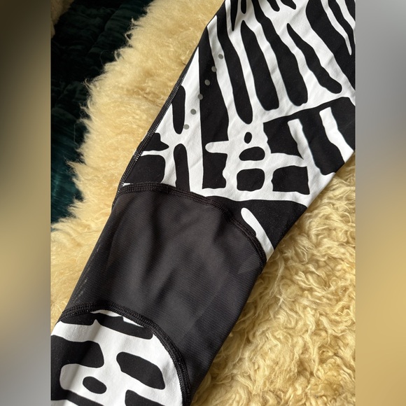 Nike Epic Lux Black and White Dri-FIT Leggings - Picture 5 of 7